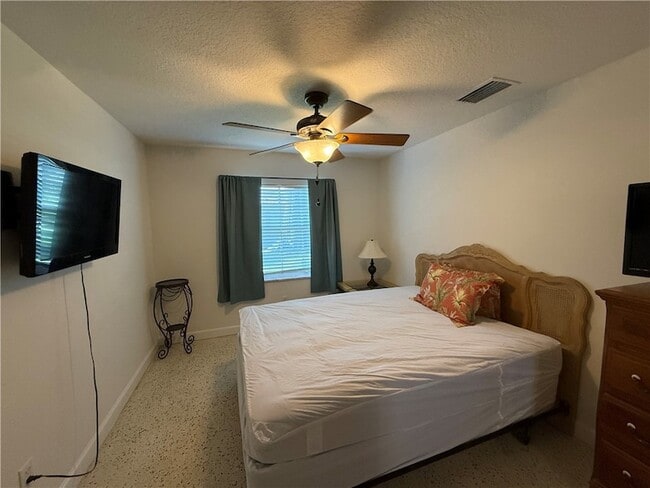 Building Photo - 2015 15th Ln