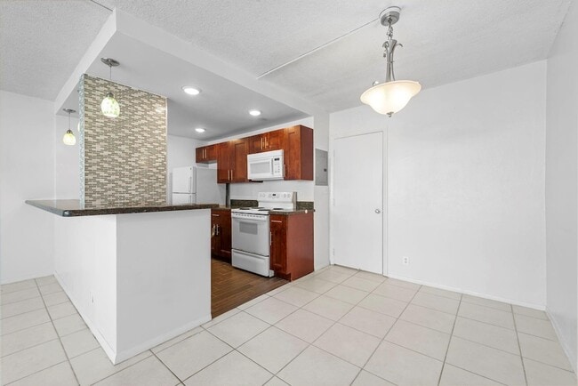 Building Photo - 625 Antioch Ave