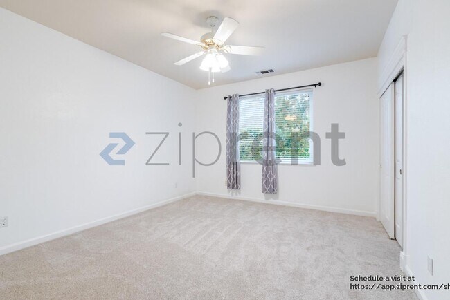 Building Photo - 4042 Plateau Cir