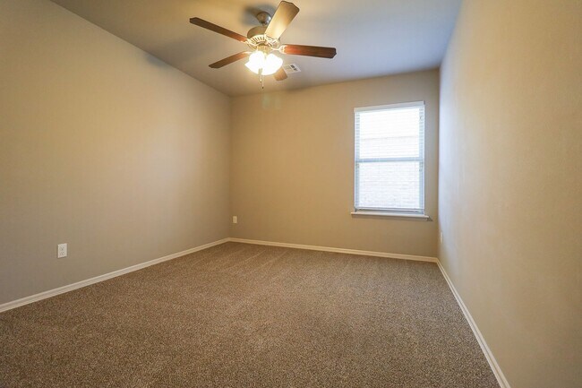 Building Photo - Spacious 3 Bedroom / 2 Bathroom with Modern Upgrade