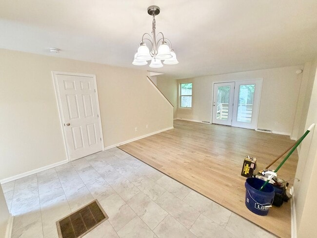 Building Photo - 2 Bedroom (+ Office) Home Burlington Available 8/1