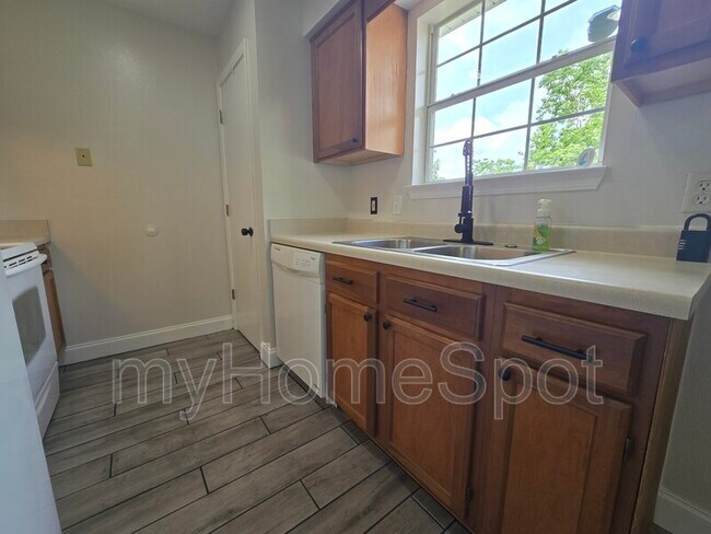 Building Photo - 8900 Forest Oak Dr