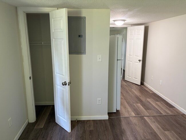 Building Photo - Eastlawn Properties