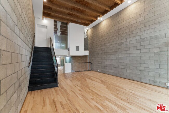 Building Photo - 6615 Melrose Ave