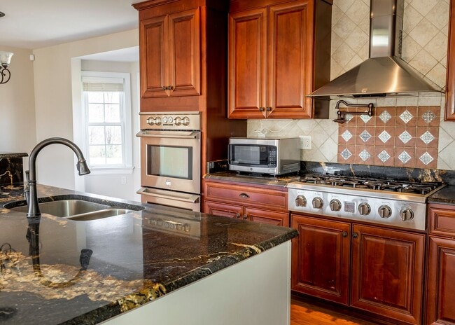 Building Photo - 5 bedroom home