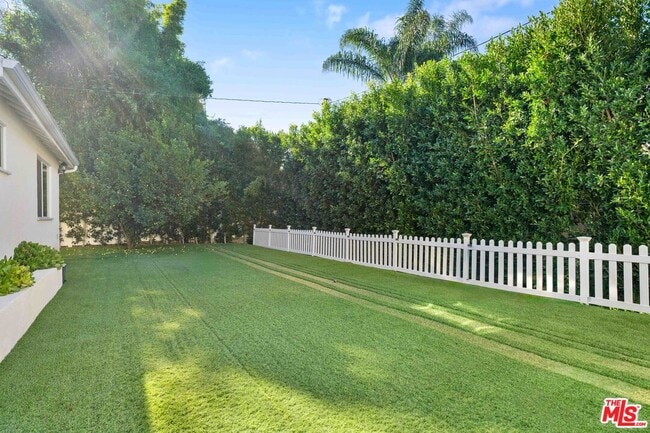 Building Photo - 11642 Acama St