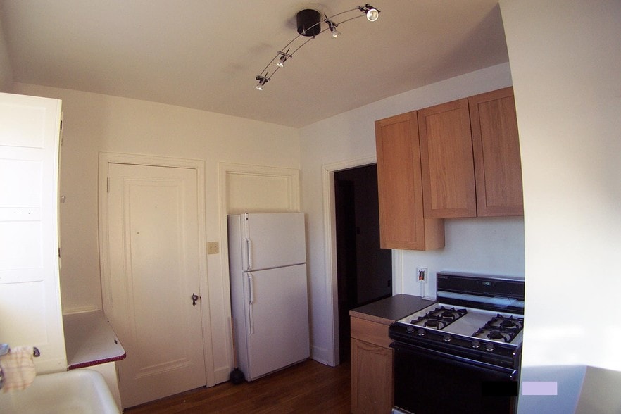 Kitchen Empty - 330 S Aiken Ave