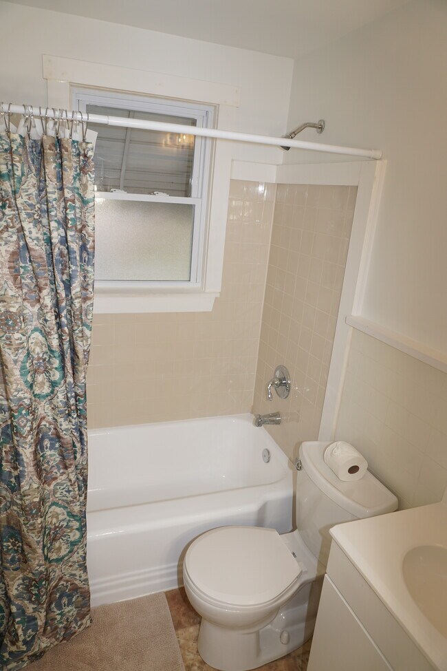 Building Photo - 137 Riverthorn Rd