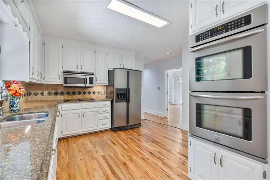 Building Photo - 275 Sageglen Rd