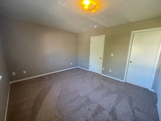 Building Photo - 2900 Ross Dr
