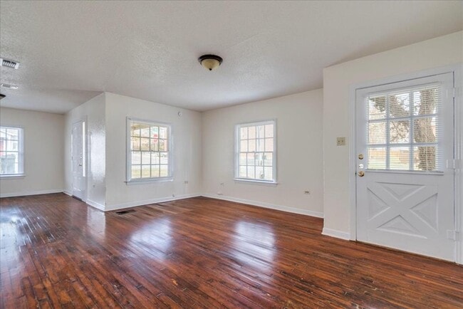 Building Photo - 1119 N LBJ Dr