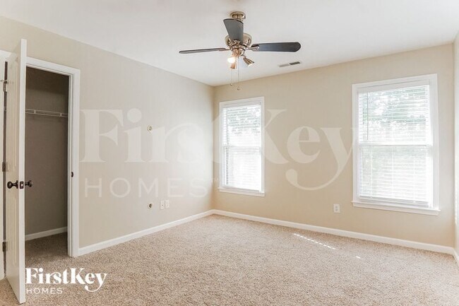 Building Photo - 2026 Laurel Lakes Ln