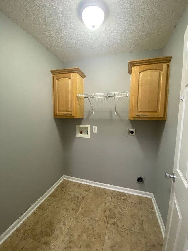 Building Photo - 221 Stirling Bridge Dr