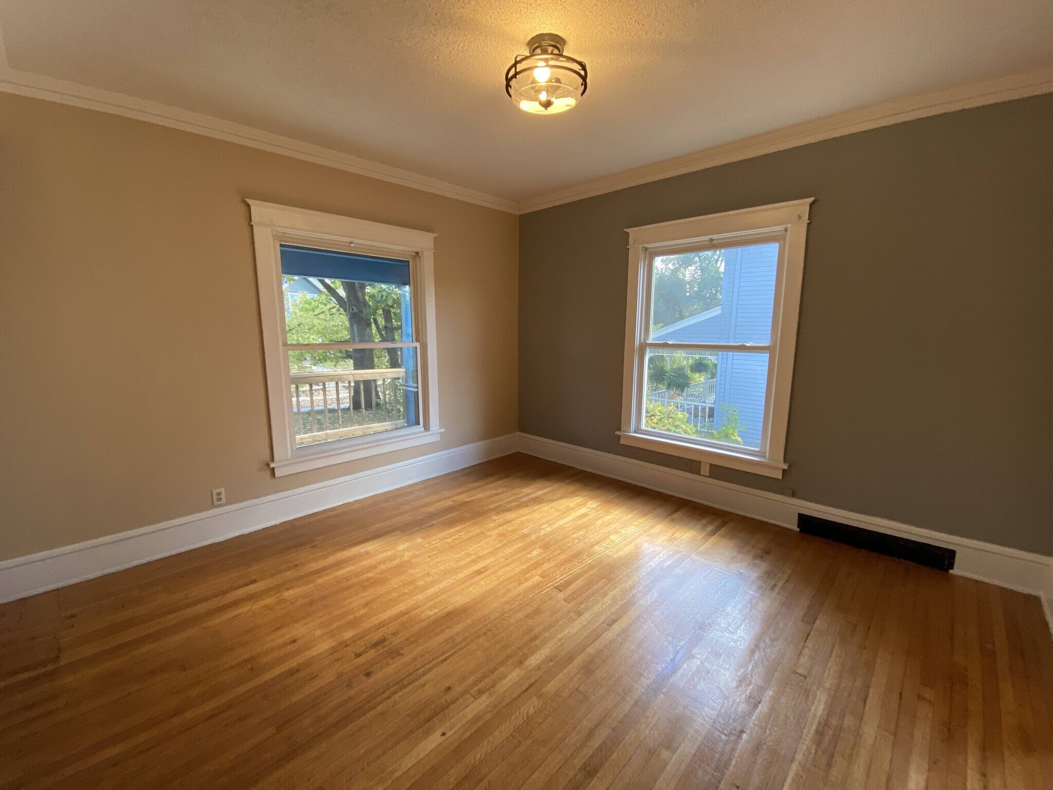 Building Photo - 1622 E 8th St