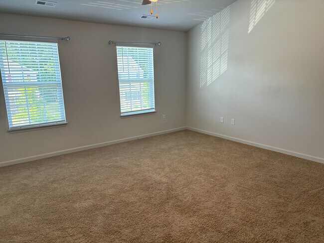 Building Photo - Room in Single Family Home on N Great White Way