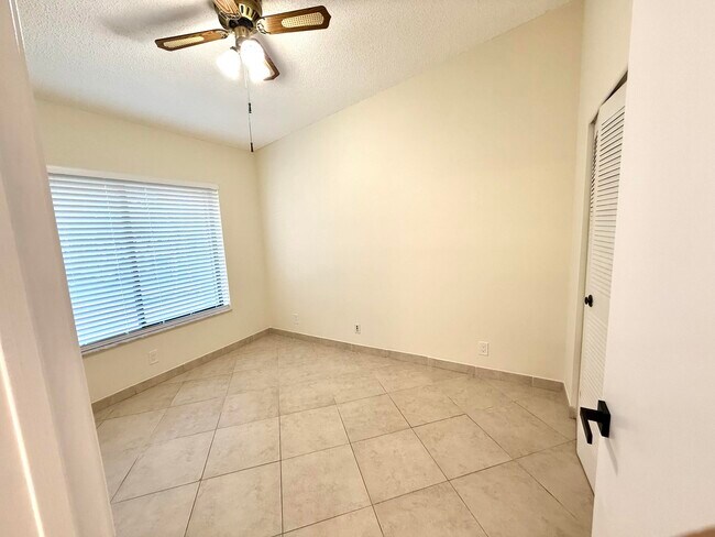 Building Photo - 6649 Somerset Dr