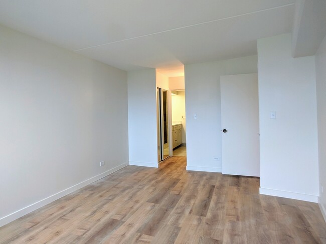 Building Photo - Partly Furnished 2 Bedroom 2 Bath with 1 P...