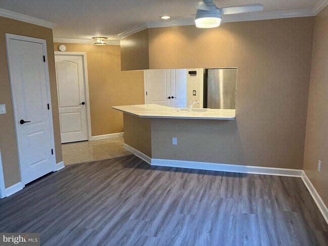 Building Photo - 6924 Fairfax Dr
