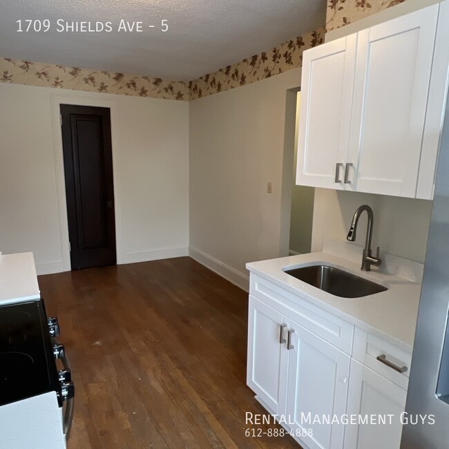 Building Photo - Huge 2 Bedroom! Completely Remodeled!