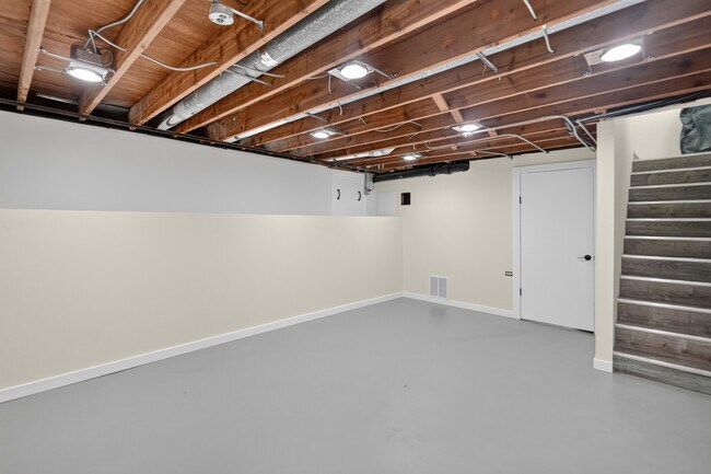 Building Photo - 3825 Maple Ave