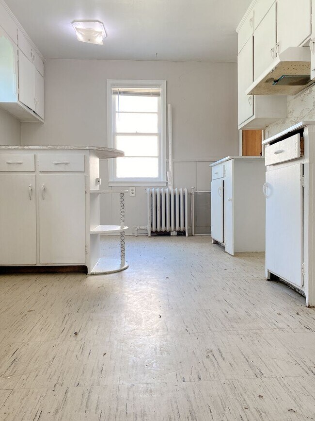 Building Photo - Cozy 4 bed 1.5 bath with a detached garage