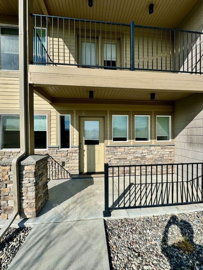 Building Photo - 3 Bedroom, 2 1/2 Bathroom Townhouse -2 wee...