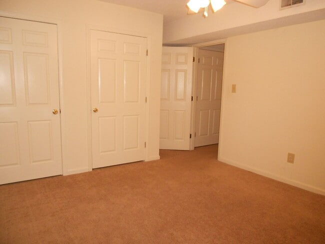 Building Photo - Spacious 2 Bedroom Condo Near Downtown Ath...