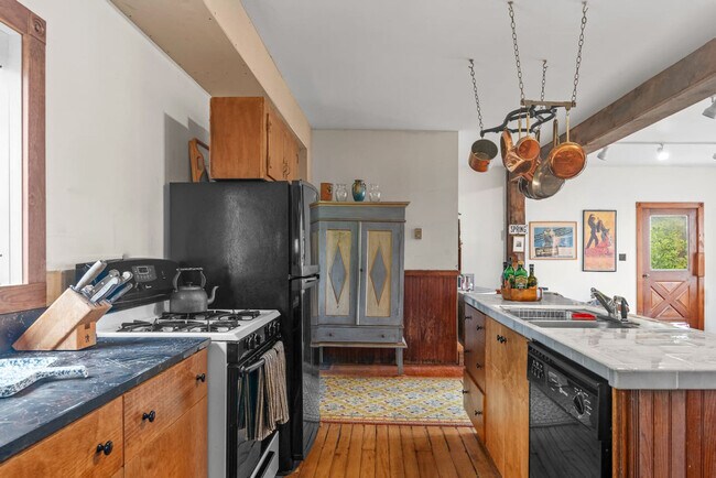 Building Photo - 1087 State Rd