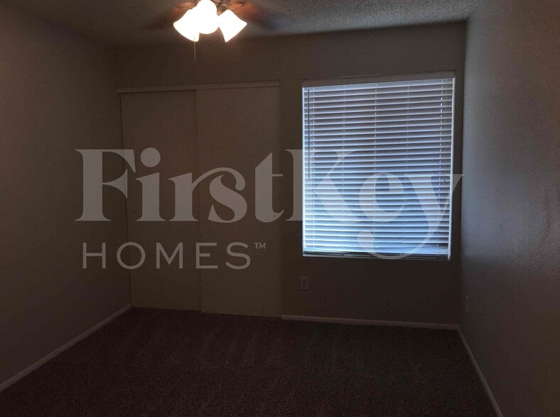 Building Photo - 5520 W Golden Ln