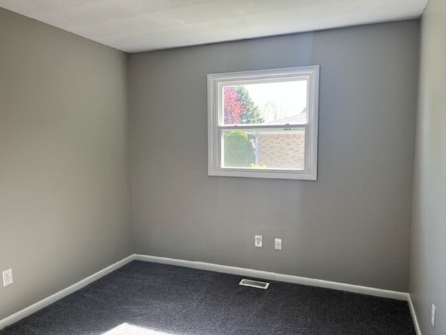 Building Photo - Beautiful Southside Country Home with Large Yard