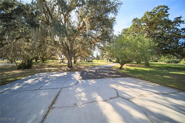 Building Photo - 1250 Riverbend Dr