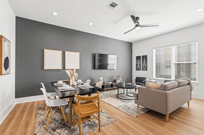 Building Photo - 5214 Pine Tree Dr