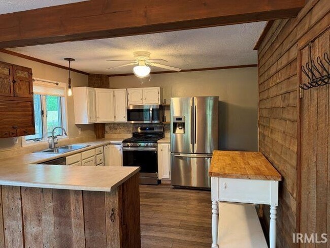 Building Photo - 5870 IN-46