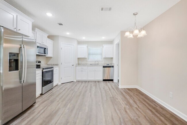 Building Photo - JESUP HOME FOR RENT!!