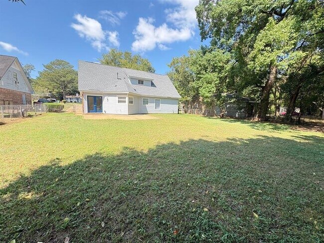 Building Photo - 208 Avon Ct