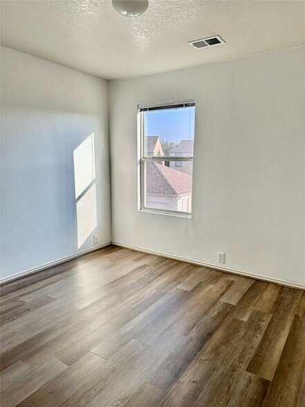 Building Photo - 29740 Sullivan Oaks Dr