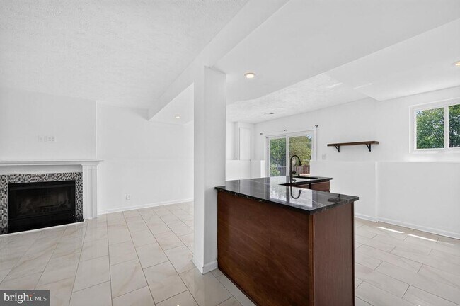 Building Photo - 13296 Hollinger Ave