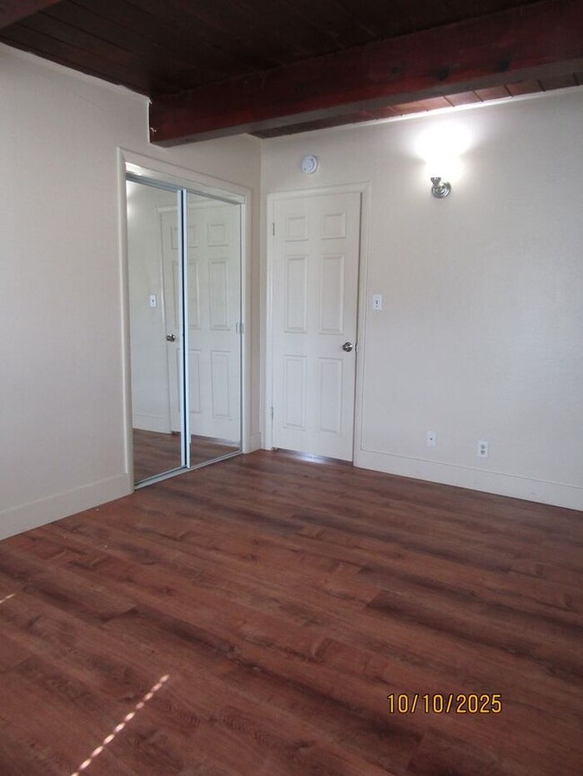 Building Photo - Charming 2 Bed 2 Bath Duplex in Rural Seba...