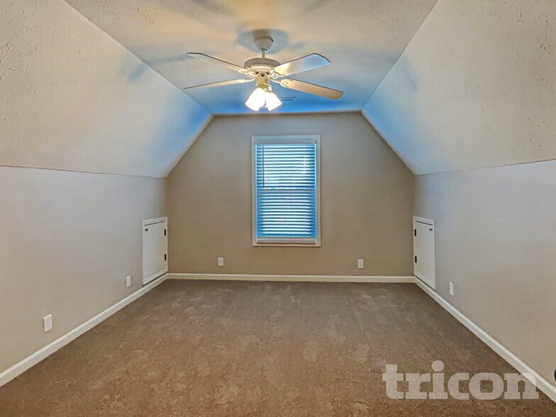 Building Photo - 5013 Claude Dr