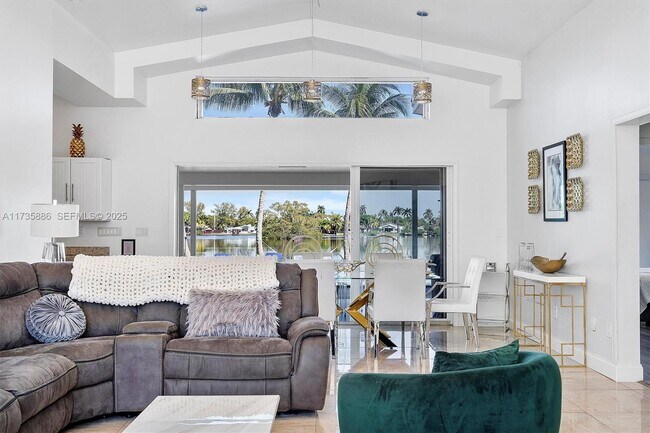 Building Photo - 2541 NE 195th St