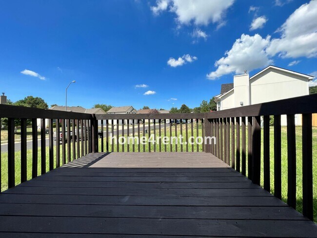 Building Photo - Wonderful Northland Home w/ Hardwood Floors and Plenty of Space!!
