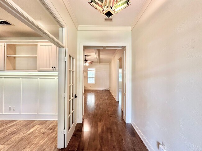 Building Photo - Tour Today! Show Stopping Home in Flint!