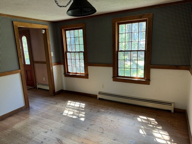 Building Photo - 3 Bedroom, 2.5 Bathroom Home in Cedar Crest