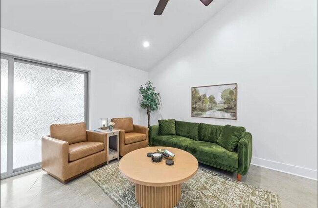 Building Photo - FOR RENT in LAFAYETTE!