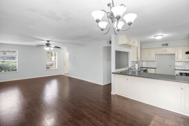 Building Photo - 2425 Lakeview Cir