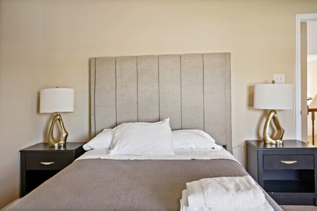 Building Photo - 808 W Broad St