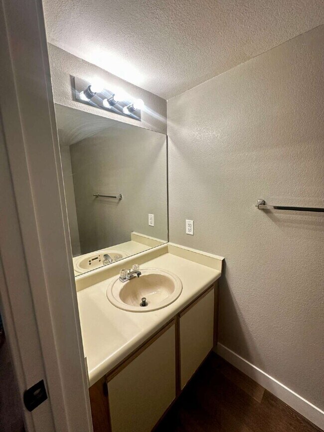 Building Photo - Spacious 3 Bed, 2.5 Bath  2 Story Condo in...