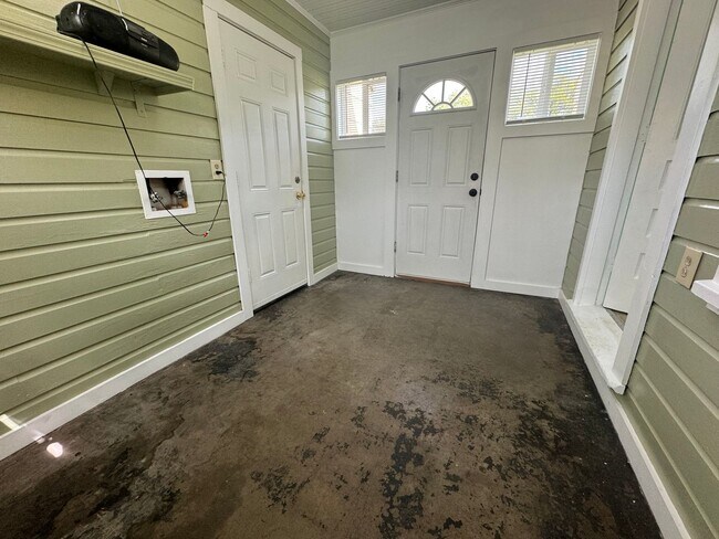 Building Photo - 2 bedroom 1 bathroom home Ready for move-i...