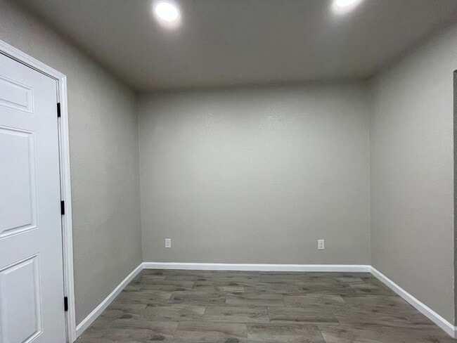 Building Photo - 6019 Bedford Dr