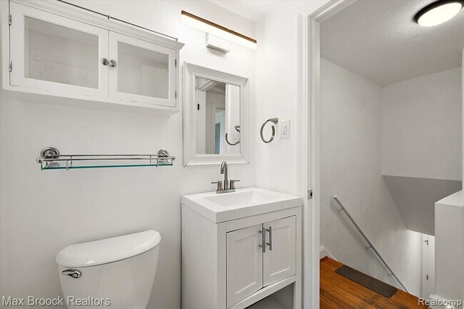 Building Photo - 1652 Graefield Rd